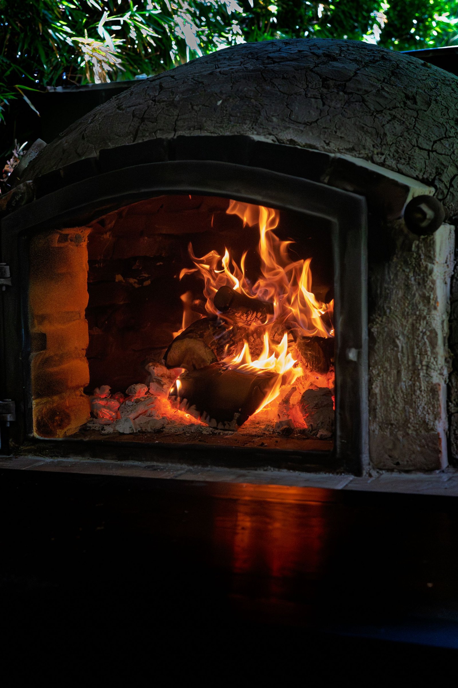 Il forno a legna acceso