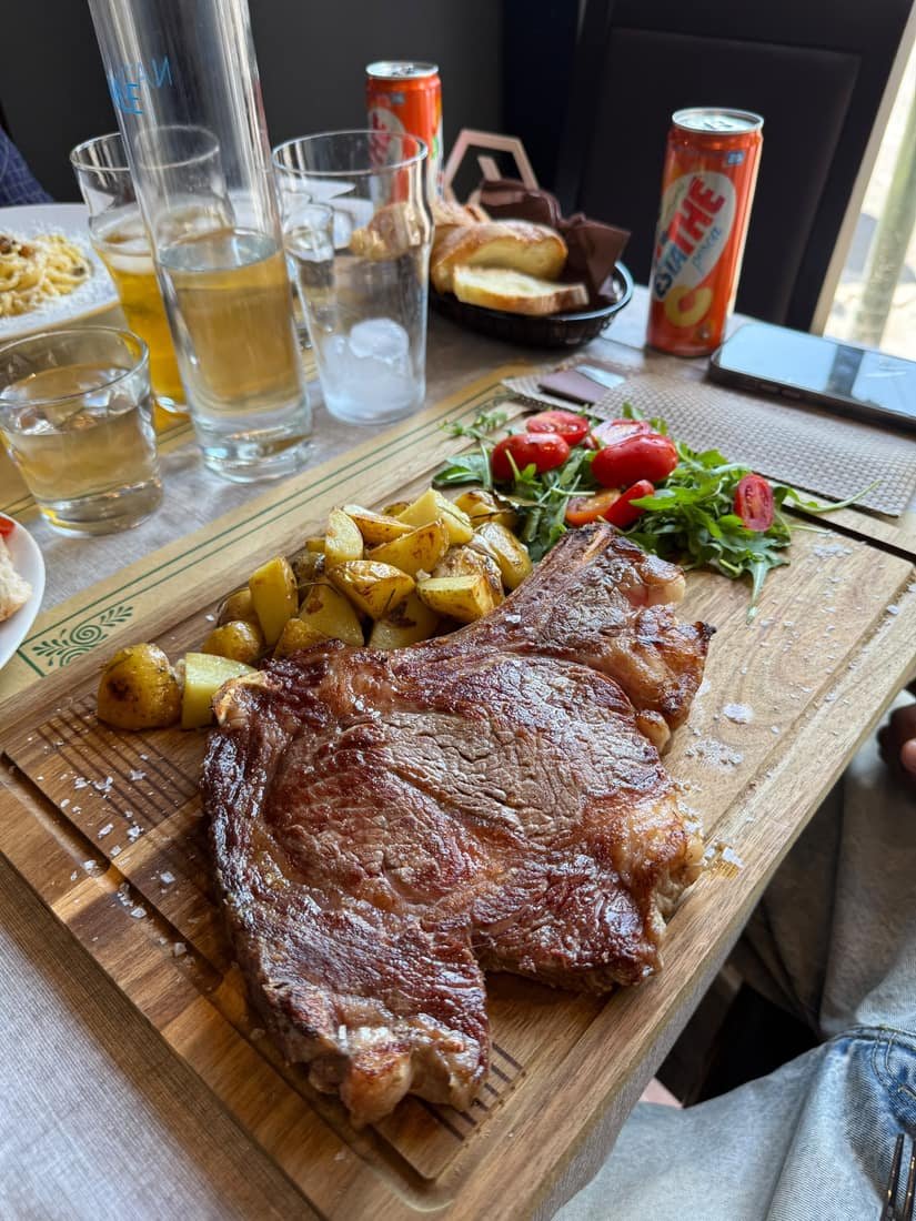 La costata alla brace con le patate al forno