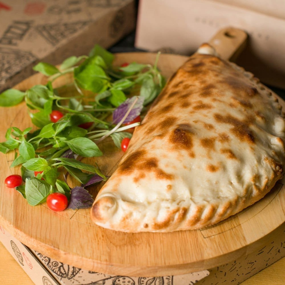 Calzone appena sfornato sul tagliere