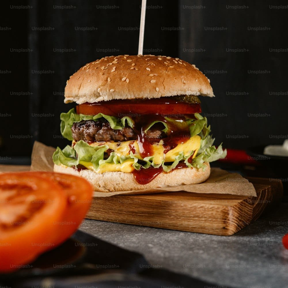 Hamburger servito sul tagliere