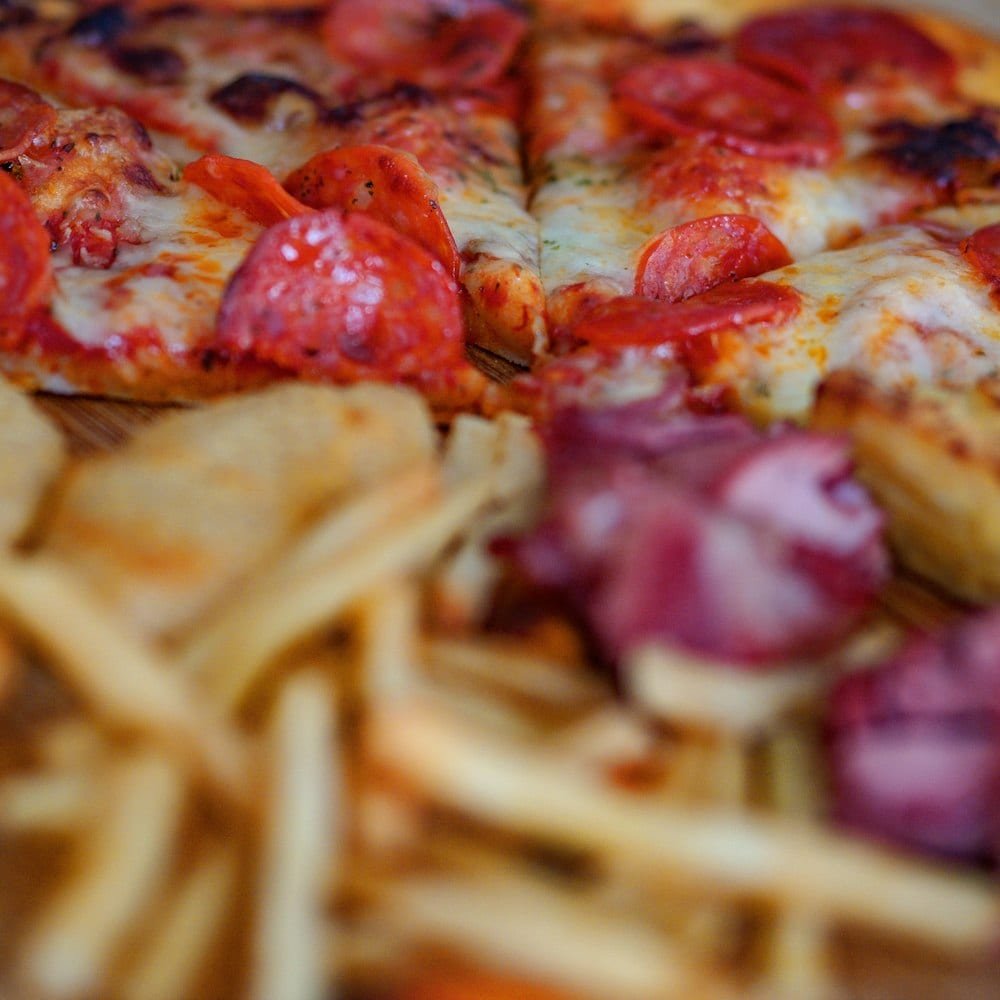 Pizza con wurstel e patatine